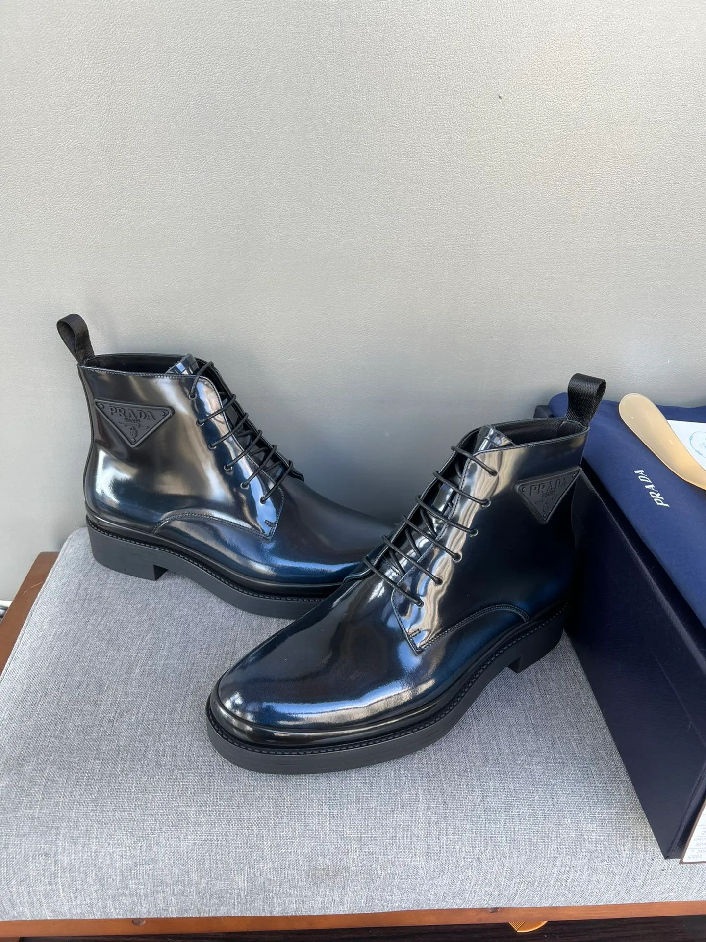 Batch of 1000💰Exclusive hot-selling new Prada Chelsea thick-soled men's shoes, naked boots, imported calf leather on the surface, cow leather on the lining, the outsole is made of private model TPU material, the frosted effect is consistent with the original version, 39-44 in stock (38, 45 custom-made, non-refundable)